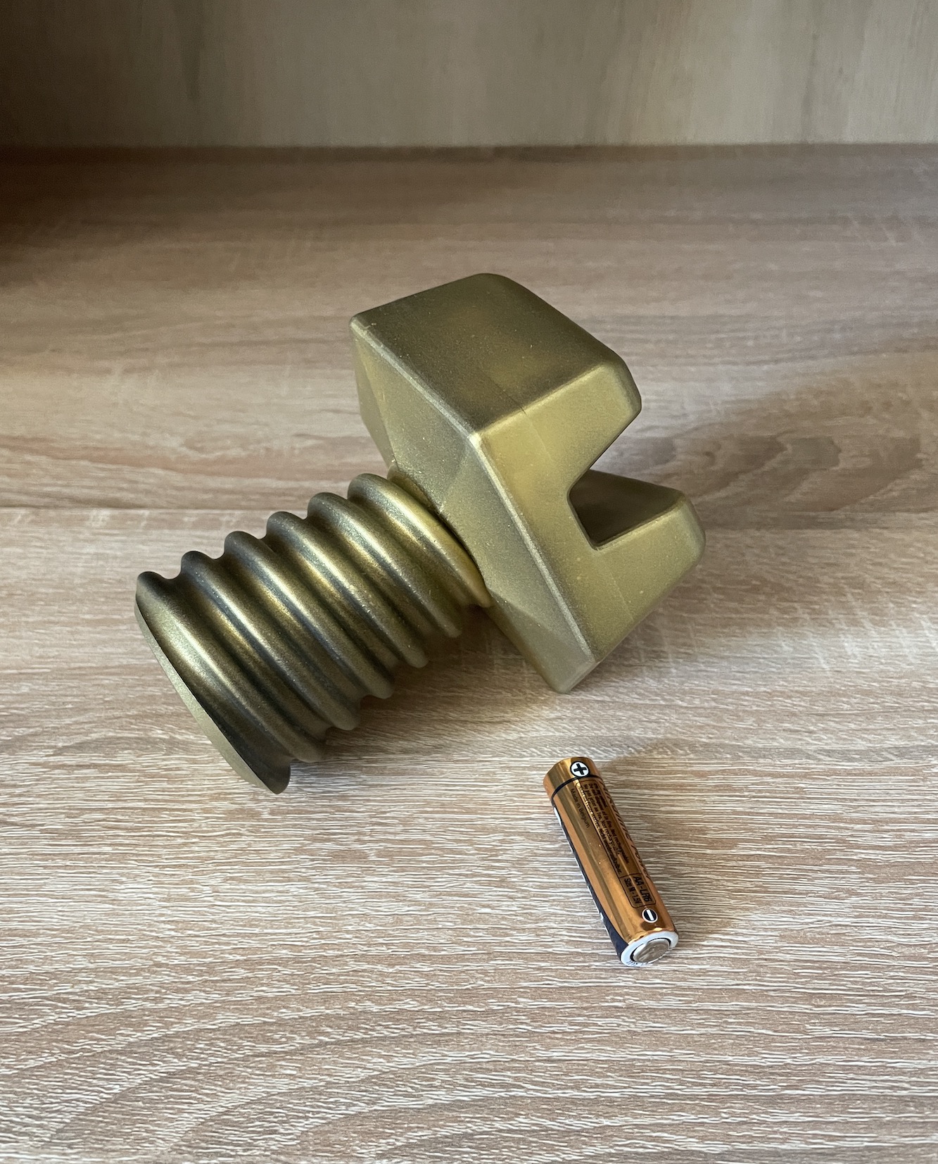 Ratchet and Clank Gold bolt 3D Resin Printed 5”inch - Imagen 8